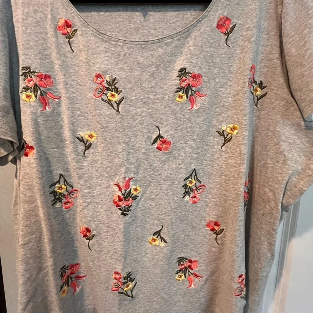 ~Karen Scott~ Gray Floral Embroidered Women's Top - Picture 2 of 7